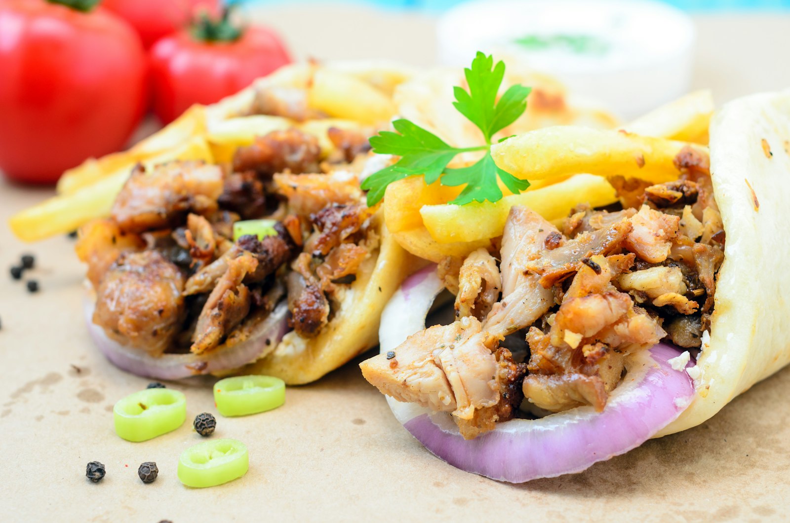 Kebab Turki dengan isian daging panggang dan sayuran segar
