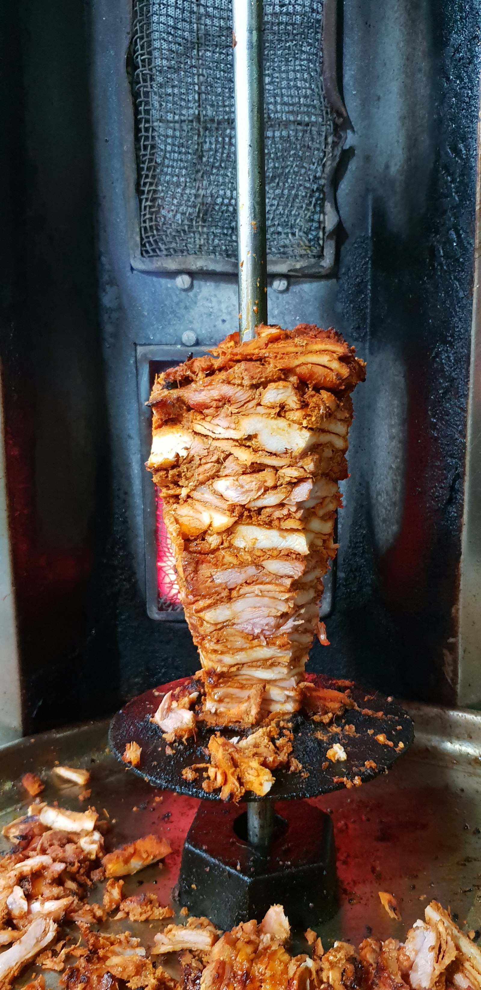 Kebab original dengan daging panggang dan sayuran dalam tortilla