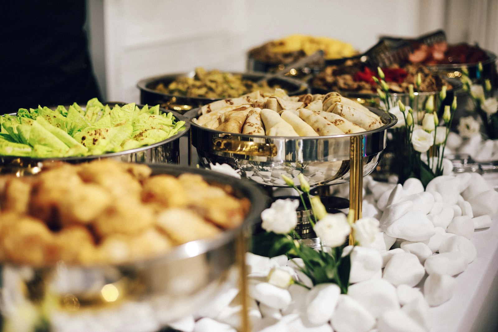 Meja prasmanan catering dengan hidangan tertata