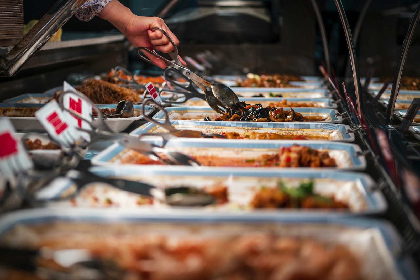 Hidangan catering tertata di meja acara