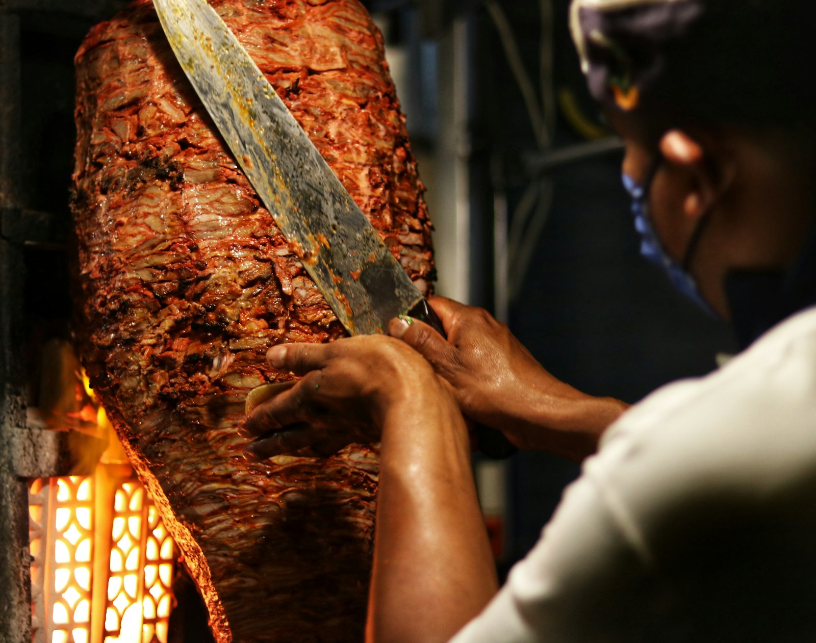 Kebab dengan saus sambal pedas